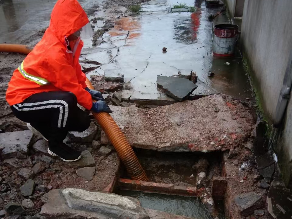 云南专业清理污水池 炜誉市政以规范流程守护城市 “肠道”